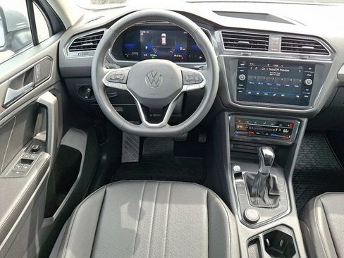 Certified 2022 Volkswagen Tiguan SE w/ Panoramic Sunroof Package image 13