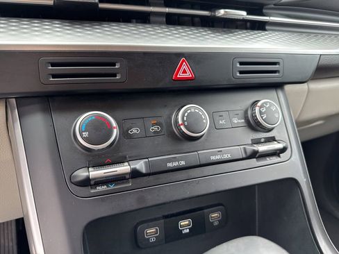 Used 2024 Kia Carnival LX image 20