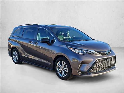 Used 2021 Toyota Sienna XSE w/ XSE Plus Package image 3