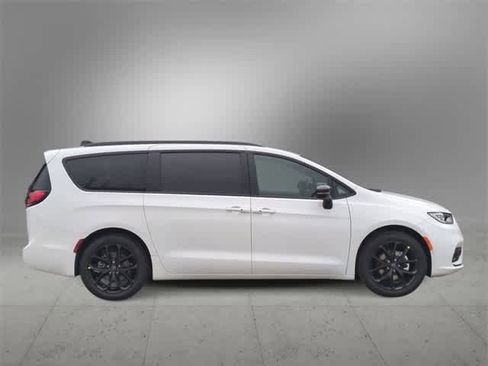 New 2026 Chrysler Pacifica Select image 9