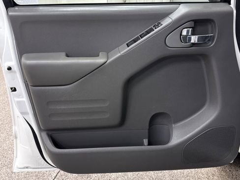 Used 2019 Nissan Frontier SV image 3