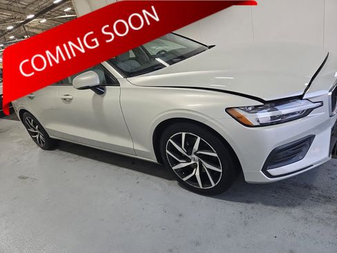 Used 2020 Volvo S60 T5 Momentum FWD image 1