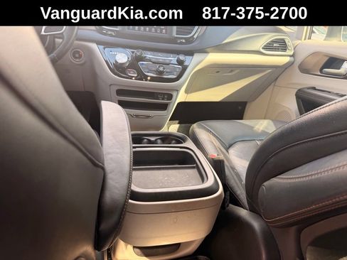 Used 2019 Chrysler Pacifica Touring-L FWD image 25