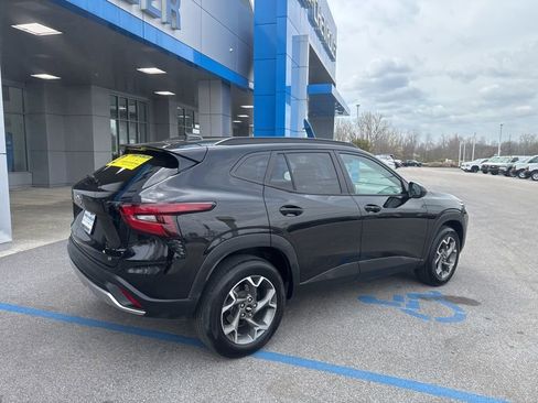 Used 2025 Chevrolet Trax LT w/ LT Convenience Package image 23