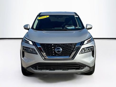 Used 2021 Nissan Rogue SV image 2