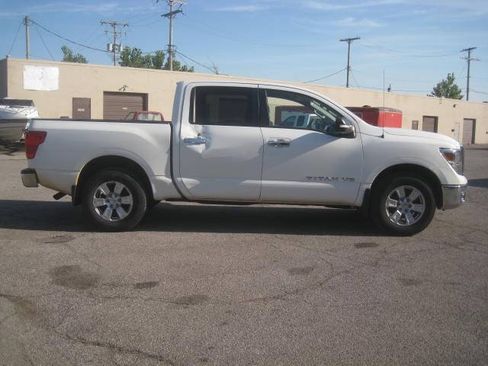 Used 2018 Nissan Titan SV AWD/4WD image 4