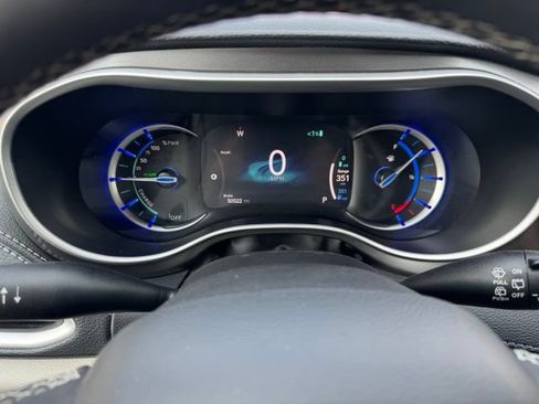 Used 2024 Chrysler Pacifica Limited FWD image 31