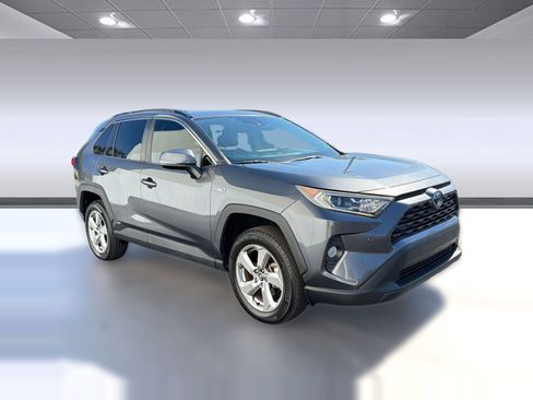 Certified 2021 Toyota RAV4 XLE Premium AWD/4WD image 7