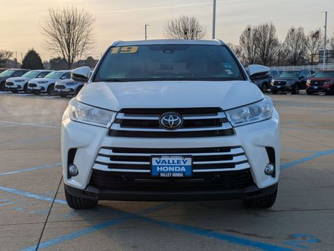 Used 2019 Toyota Highlander XLE image 3