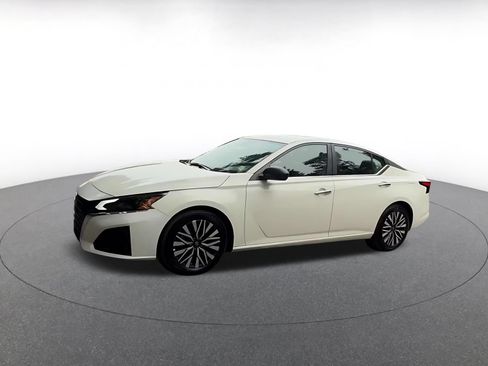 Used 2025 Nissan Altima 2.5 SV FWD image 8