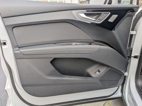 Used 2025 Audi Q4 e-tron Prestige image 16