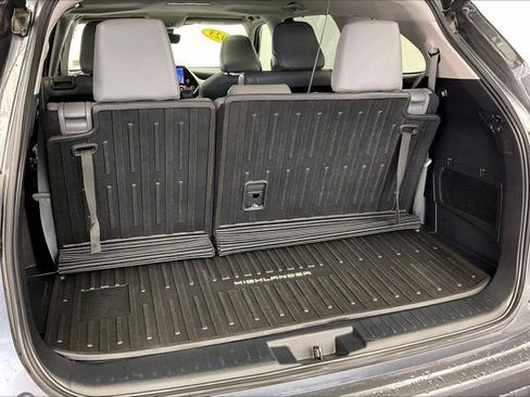 Used 2023 Toyota Highlander XLE image 28