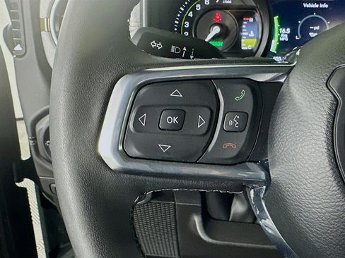 Used 2025 Jeep Wrangler Sahara image 16