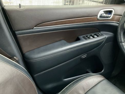 Used 2014 Jeep Grand Cherokee Overland w/ Advanced Technology Group image 18