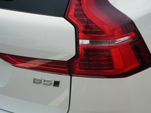 Used 2024 Volvo XC60 B5 Plus AWD/4WD image 56