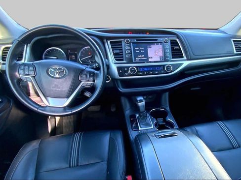Used 2018 Toyota Highlander SE FWD image 16