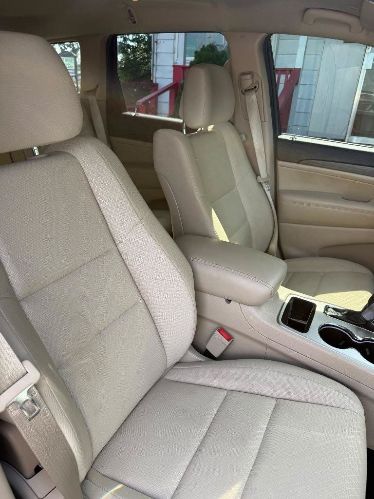 Used 2019 Jeep Grand Cherokee Laredo RWD image 31