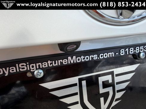 Used 2019 Toyota C-HR XLE FWD image 9