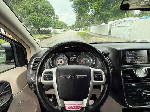 Used 2016 Chrysler Town & Country Touring image 10