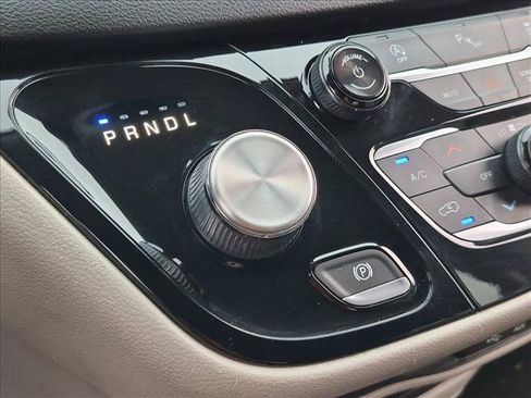 Used 2020 Chrysler Pacifica Touring-L FWD image 11
