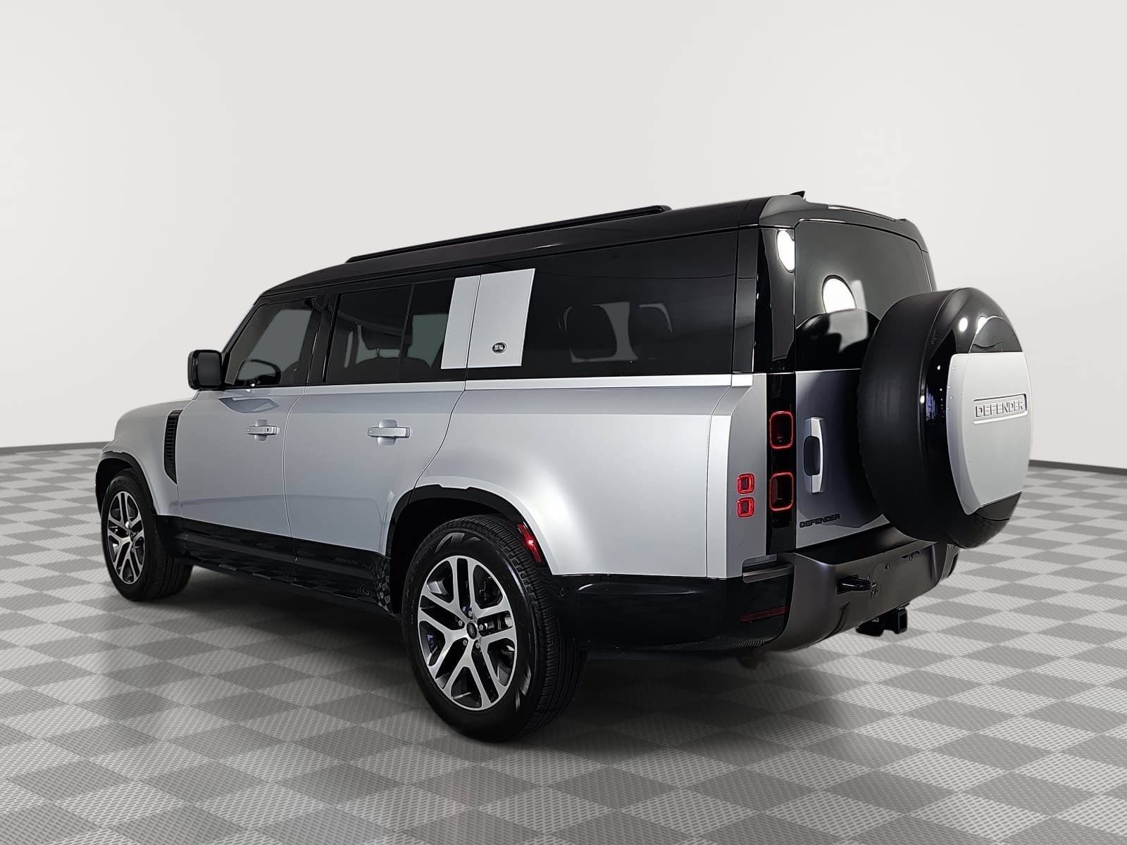 Used 2024 Land Rover Defender 130 X-Dynamic SE AWD/4WD image 6