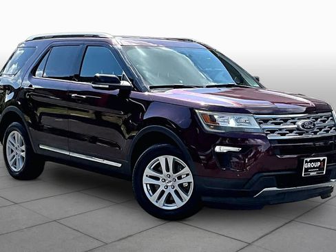 Used 2018 Ford Explorer XLT w/ Equipment Group 201A AWD/4WD image 3