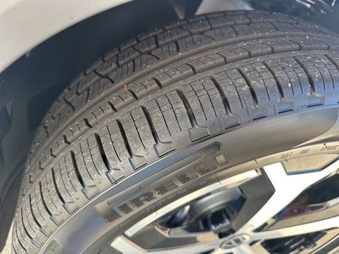 New 2025 Volkswagen Tiguan SE image 30