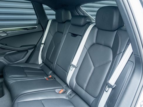 Certified 2025 Porsche Macan image 32