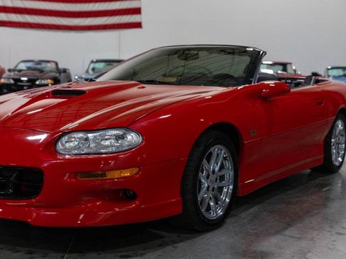 Used 2002 Chevrolet Camaro Z28 w/ SS Performance/Appearance Pkg RWD image 38