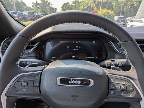 Used 2025 Jeep Grand Cherokee Laredo RWD image 13