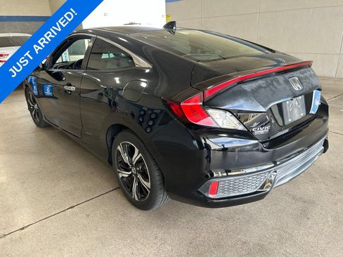 Used 2016 Honda Civic Touring image 4