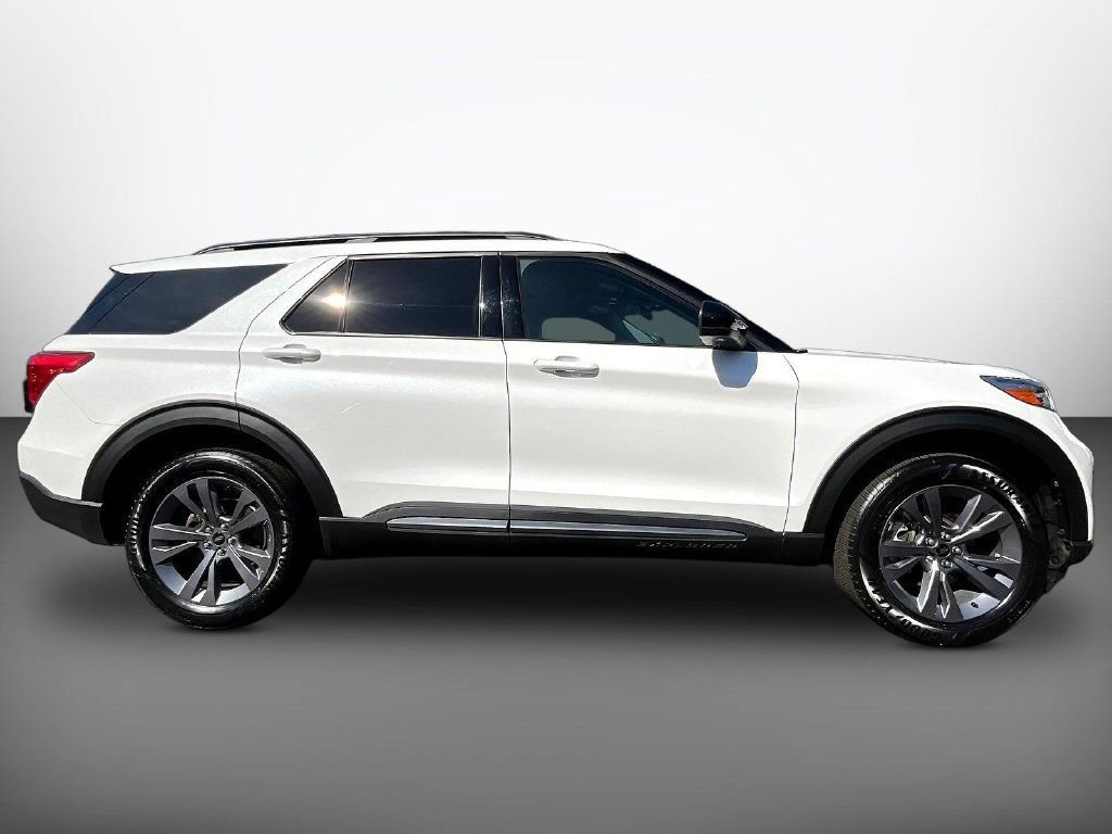 Used 2023 Ford Explorer XLT w/ Equipment Group 202A AWD/4WD image 8