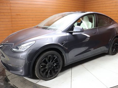 Used 2021 Tesla Model Y Long Range image 17