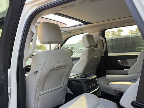 Used 2025 Ford Expedition Platinum w/ Driver's Package AWD/4WD image 4