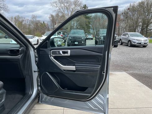 Used 2023 Ford Explorer XLT AWD/4WD image 9