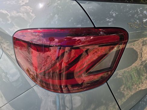 Used 2025 Hyundai Venue Limited FWD image 8