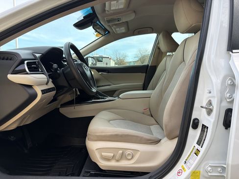 Used 2018 Toyota Camry LE image 16