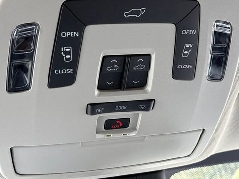 Used 2026 Toyota Sienna XLE FWD image 25