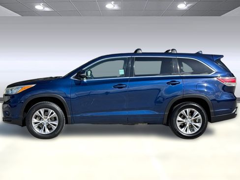 Used 2015 Toyota Highlander Plus FWD image 2