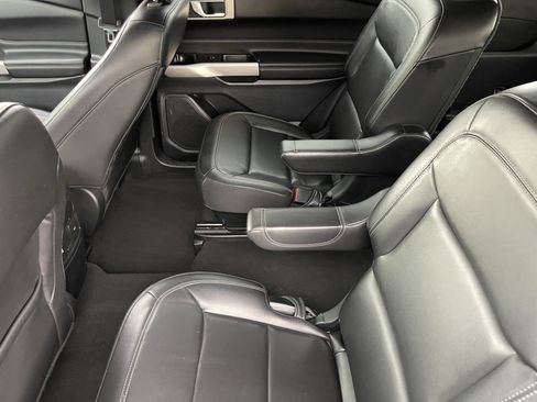 Used 2022 Ford Explorer XLT w/ Equipment Group 202A AWD/4WD image 17