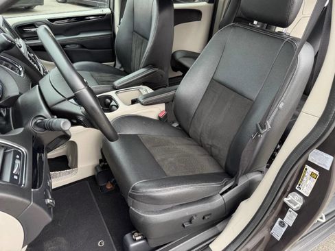 Used 2019 Dodge Grand Caravan SXT image 10