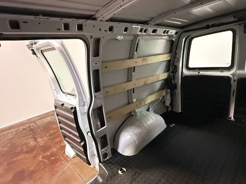 Used 2024 GMC Savana 2500 w/ Driver Convenience Package image 18