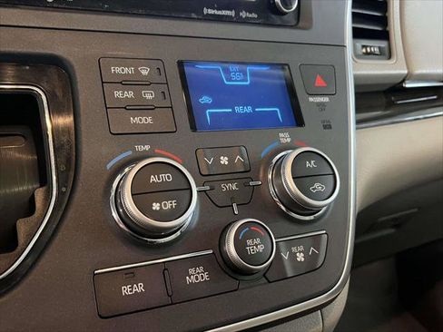 Used 2018 Toyota Sienna XLE image 28