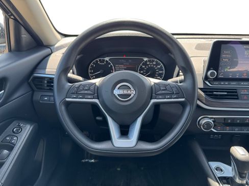 Used 2025 Nissan Altima 2.5 SV FWD image 18