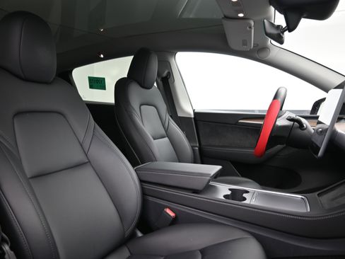 Used 2025 Tesla Model Y Long Range image 13