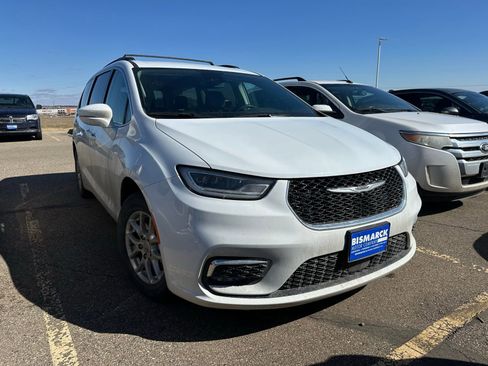 Used 2022 Chrysler Pacifica Touring-L image 2