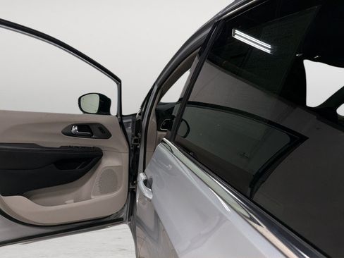 Used 2024 Chrysler Pacifica Touring-L FWD image 14
