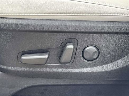 Used 2025 Kia Telluride EX w/ EX Captain's Chair Package image 18