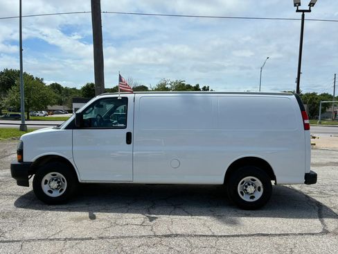 Used 2022 Chevrolet Express 2500 w/ Driver Convenience Package RWD image 4