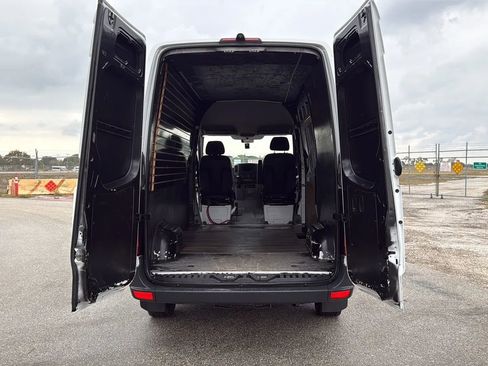Used 2017 Mercedes-Benz Sprinter 2500 image 12